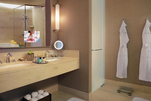 Deluxe Spa King Room Near The Wrigley Building CHI 2 Luxury Bookings