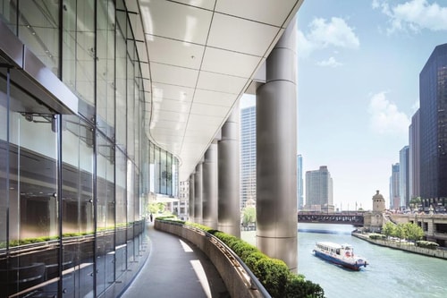 Deluxe Spa King Room Near The Wrigley Building CHI 13 Luxury Bookings