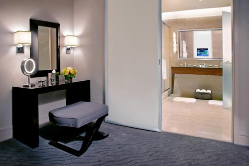 Deluxe Spa King Room Near The Wrigley Building CHI 5 Luxury Bookings