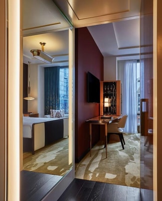 King room Near Somerset CHI 9 Luxury Bookings