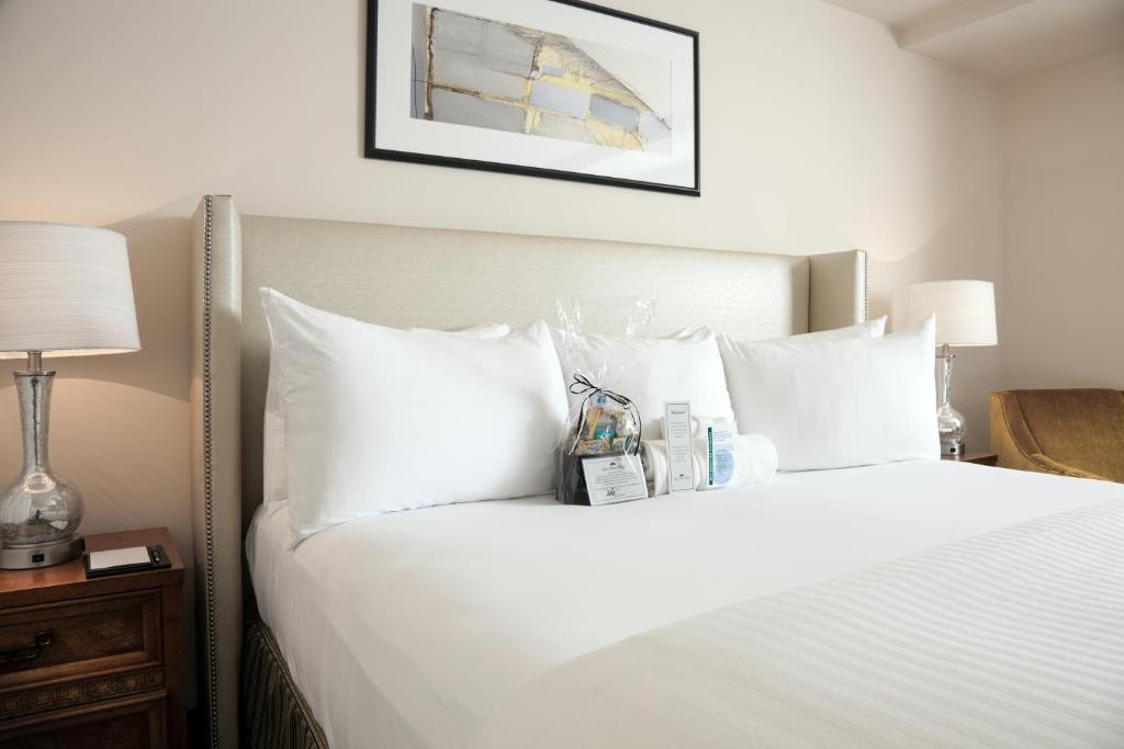 Deluxe King Room Near US Department of State WDC Luxury Bookings