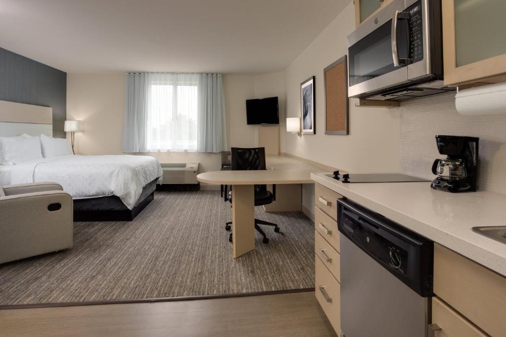 Suite Room with Kitchen Near Ready Windows MIA Luxury Bookings