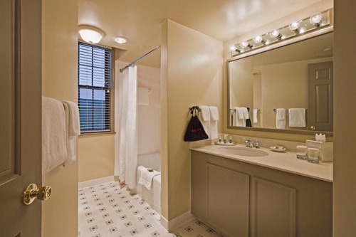 Queen Room Near West Wing Cafe WDC 5 Luxury Bookings