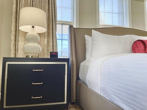 Queen Room Near West Wing Cafe WDC 4 Luxury Bookings