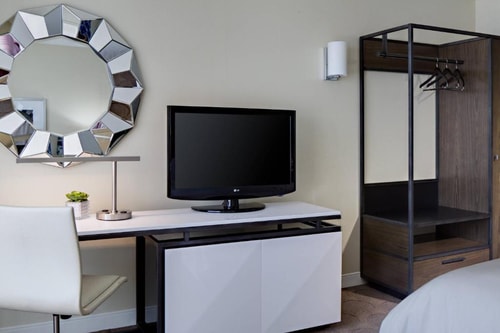 King Room Near The UPS Store LAS 2 Luxury Bookings