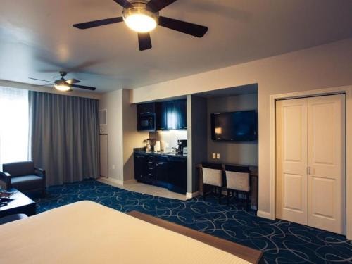 Studio Near Ultimate Auto Sales LAS 8 Luxury Bookings