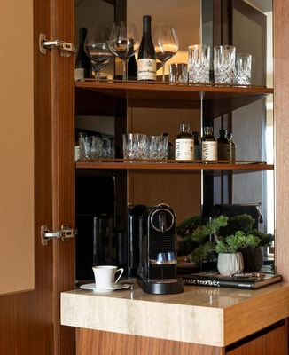 King Room Near Loyola University CHI 8 Luxury Bookings