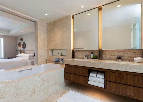 King Room Near Loyola University CHI 4 Luxury Bookings