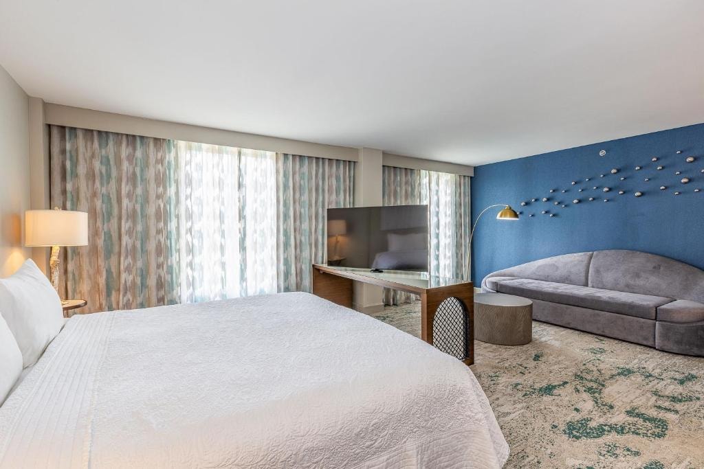Standard King Room Near Pirates Cove Adventure ORL Luxury Bookings