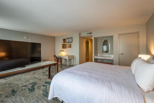 Standard King Room Near Pirates Cove Adventure ORL 2 Luxury Bookings