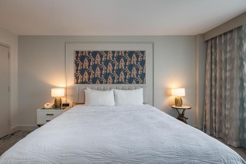 Standard King Room Near Pirates Cove Adventure ORL 3 Luxury Bookings