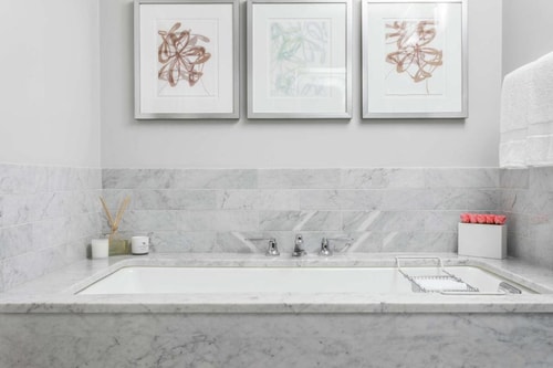 Superior King Room Near Veronica Beard CHI 2 Luxury Bookings