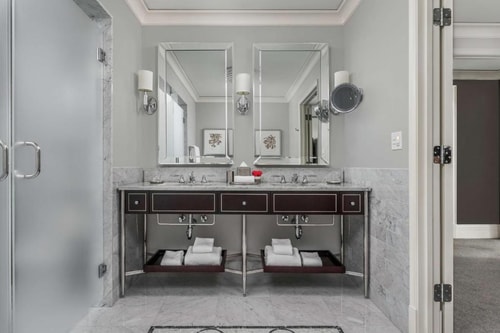 Superior King Room Near Veronica Beard CHI 4 Luxury Bookings