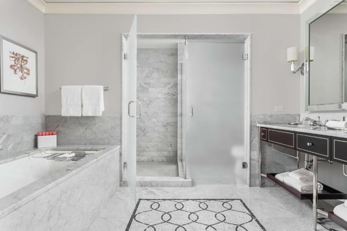 Superior King Room Near Veronica Beard CHI 3 Luxury Bookings