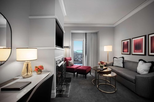 Superior King Room Near Veronica Beard CHI 5 Luxury Bookings