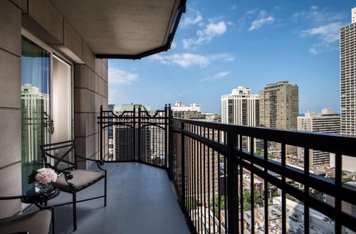 Superior King Room Near Veronica Beard CHI 14 Luxury Bookings