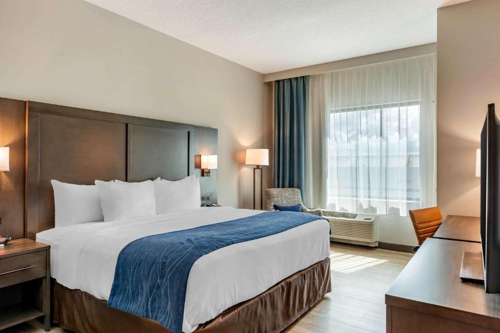 King Room Near Ram Air Sales MIA Luxury Bookings