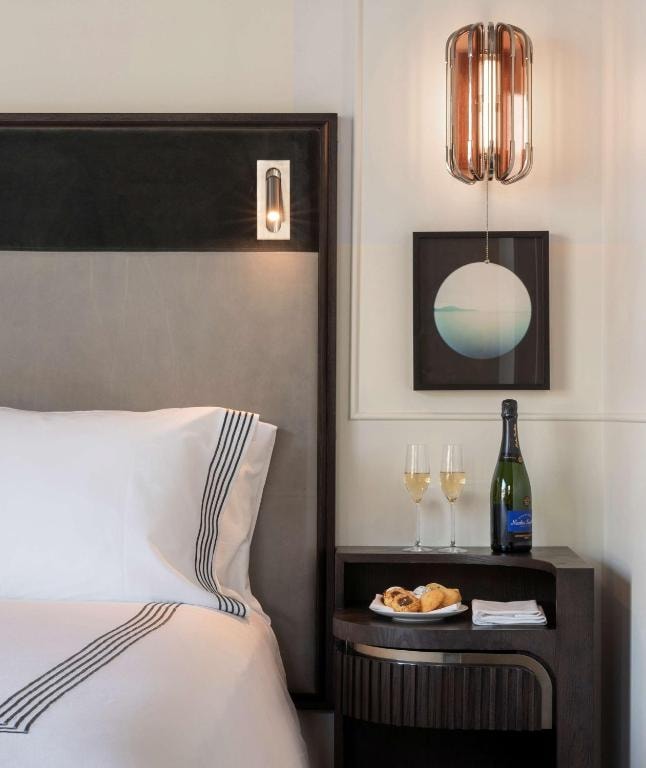 King Room Near Potbelly Restaurant WDC Luxury Bookings