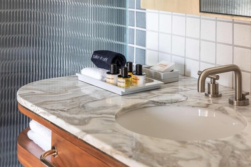 King Room Near Potbelly Restaurant WDC 3 Luxury Bookings