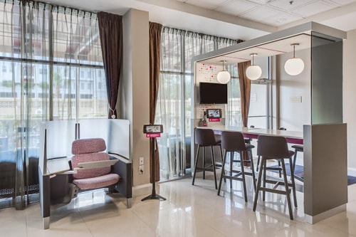 King Room Near Scandalous Artistry Salon ORL 8 Luxury Bookings