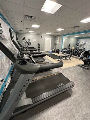 King Room Near Scandalous Artistry Salon ORL 13 Luxury Bookings