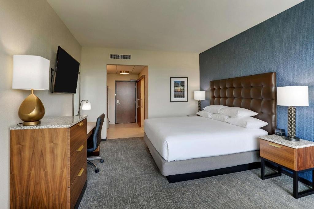 Deluxe King Room Near Waffle House ORL Luxury Bookings