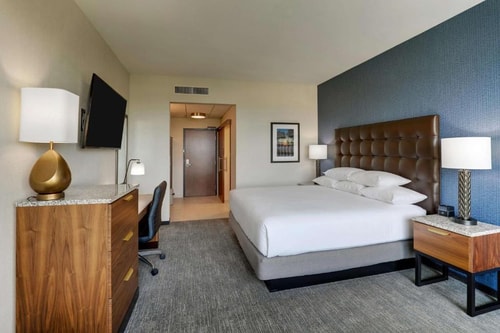 Deluxe King Room Near Waffle House ORL Luxury Bookings