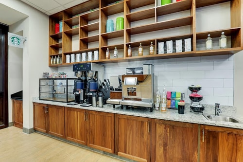 Deluxe King Room Near Waffle House ORL 6 Luxury Bookings