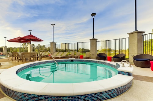 Deluxe King Room Near Waffle House ORL 13 Luxury Bookings