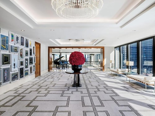 Deluxe King Near  AMA Plaza CHI 13 Luxury Bookings