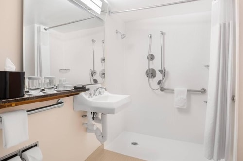 King Room Near Whole Foods Market MIA 4 Luxury Bookings