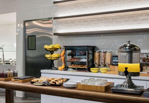 Deluxe King Room Near Carzulas Fashion MIA 8 Luxury Bookings