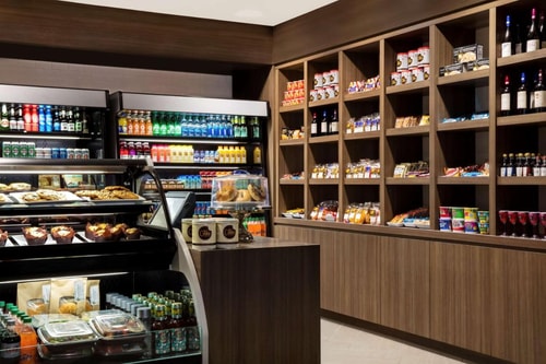 Deluxe King Room Near Carzulas Fashion MIA 11 Luxury Bookings