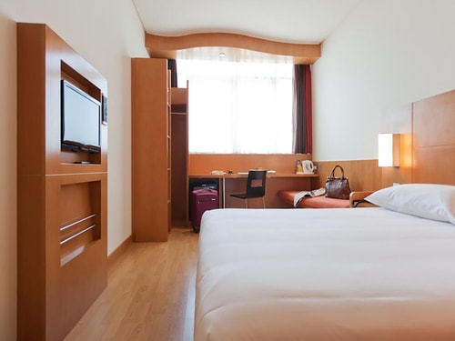 Standard Room Near Rabdan Bawabat Park Luxury Bookings