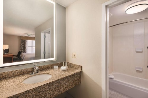 One Bedroom Suite Near Walgreens Photo ORL 4 Luxury Bookings