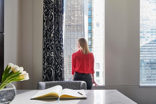 Luxury King Room Near Connors William Park CHI 7 Luxury Bookings