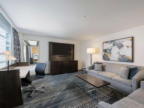 Luxury King Room Near Connors William Park CHI 9 Luxury Bookings