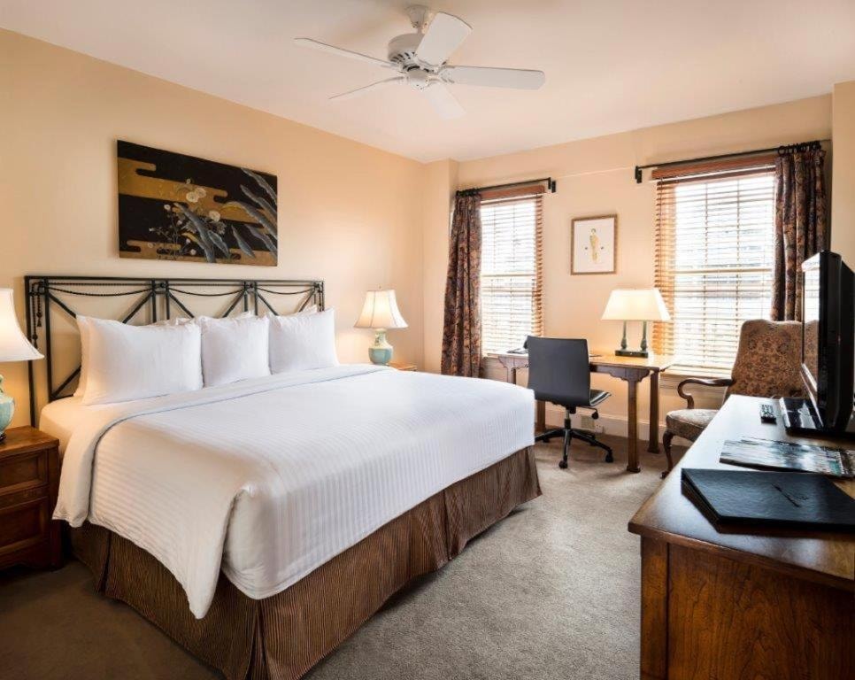 King Room Near Foggy Bottom GWU Metro station WDC Luxury Bookings