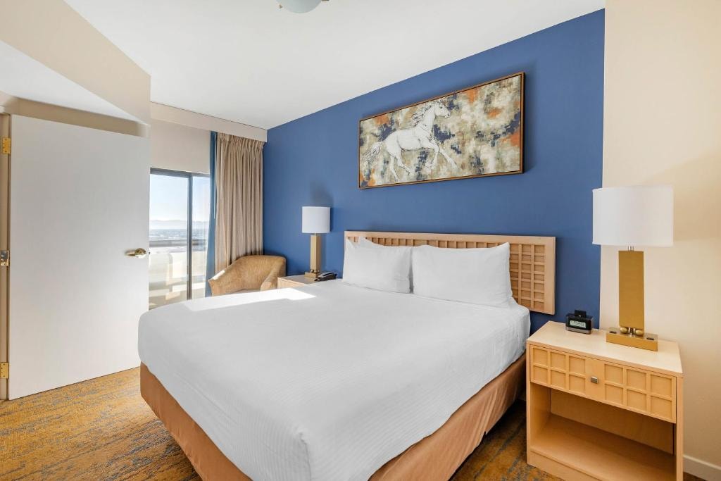 King Deluxe Suite Near Polo Towers LAS Luxury Bookings