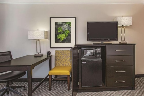 Deluxe King Room Near UnitedHealthcare Nevada LAS 8 Luxury Bookings