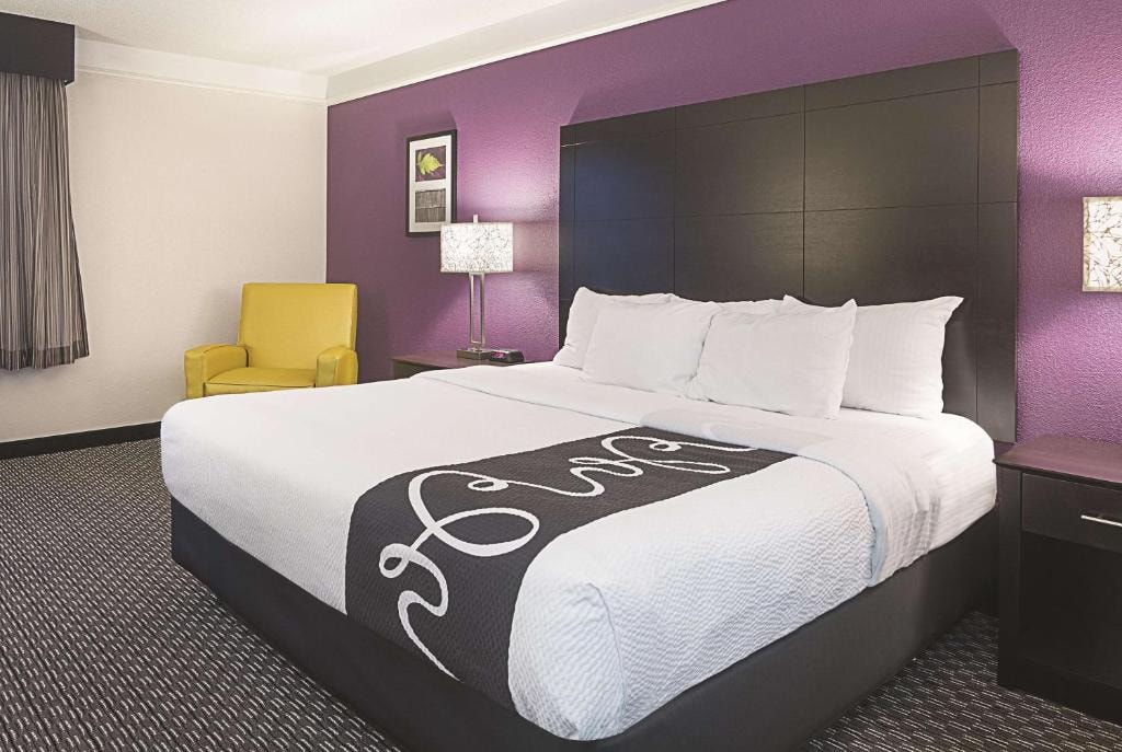 Deluxe King Room Near UnitedHealthcare Nevada LAS Luxury Bookings