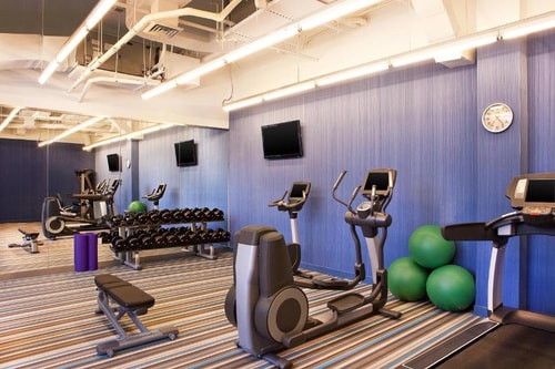 King Guest Room Near Menta y Canela Nail Salon MIA 14 Luxury Bookings