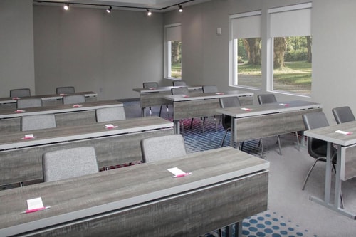 King Guest Room Near Menta y Canela Nail Salon MIA 12 Luxury Bookings