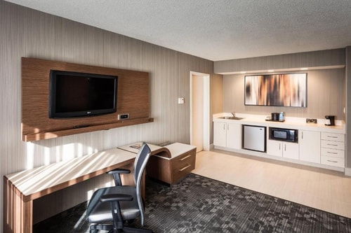 King Room Near Starbucks at Marriott LAS 8 Luxury Bookings