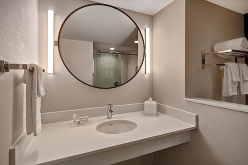 Guest Room Near Gentry Equipment LAS 4 Luxury Bookings