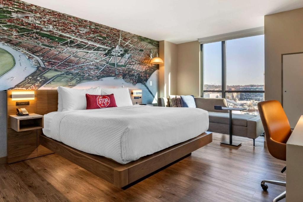 Standard King Room Near Black and Red Barbell WDC Luxury Bookings