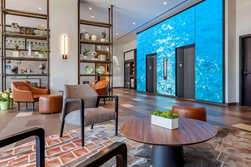 Standard King Room Near Black and Red Barbell WDC 7 Luxury Bookings