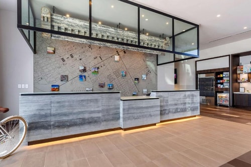 Standard King Room Near Black and Red Barbell WDC 5 Luxury Bookings