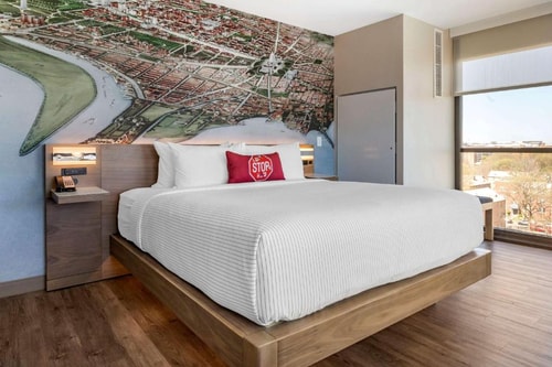 Standard King Room Near Black and Red Barbell WDC 2 Luxury Bookings