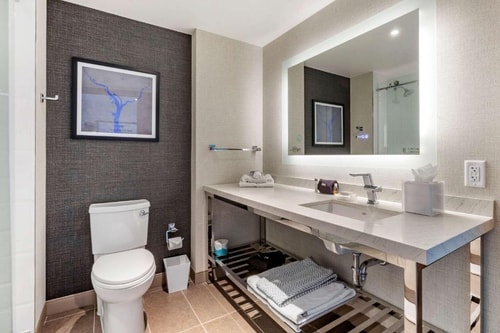 Standard King Room Near Black and Red Barbell WDC 4 Luxury Bookings